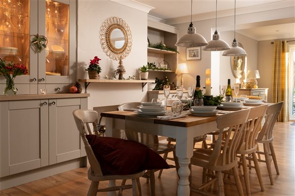 Dog friendly end cottage dining space